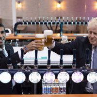 Boris Johnson y Rishi Sunak se reúnen en plena carrera para remplazar a Liz Truss
