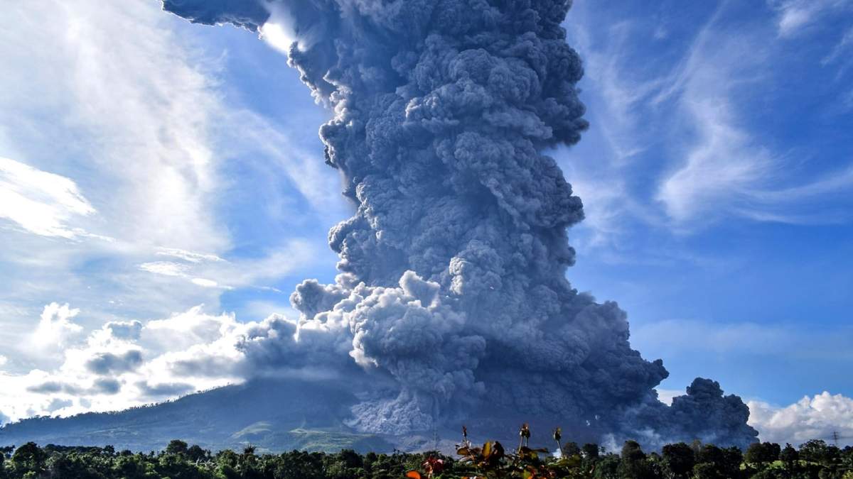 Imagen ilustrativa de la nube de polvo volcánico que brotó del cráter del Monte Sinabung, en Indonesia. Fuente: (Twitter)
