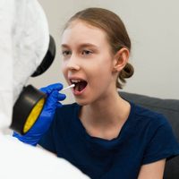 Expertos en el Reino Unido advierten que la mayor transmisión del coronavirus se da en adolescentes