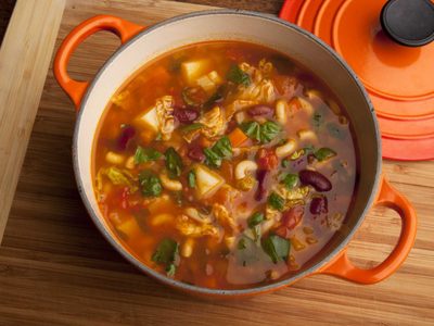 Fácil, rica y económica: la receta de sopa minestrone ideal para una cena en invierno