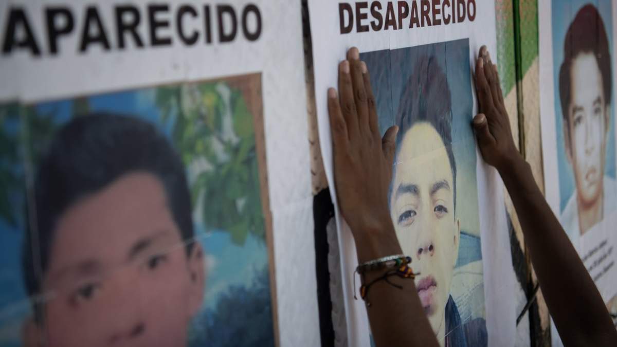 Familiares de personas desaparecidas colocan carteles en la Glorieta de los Desaparecidos en la CDMX