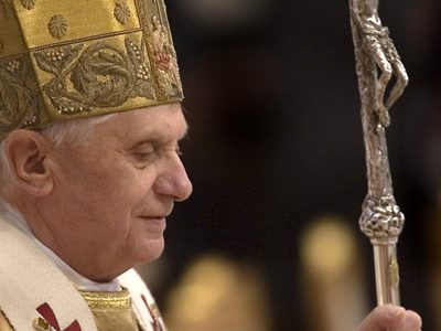 Carta de Benedicto XVI es la de un "anciano desvalido" que pide "sinceramente perdón": Vaticano