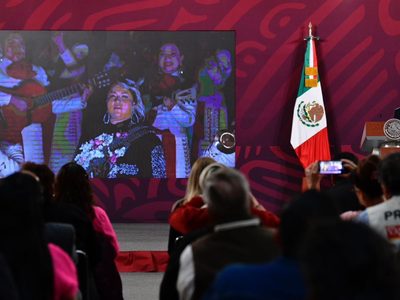 AMLO recomienda "Te mereces un amor" de Vivir Quintana e insiste en criticar los corridos tumbados