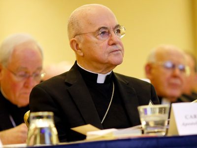 Vaticano excomulga a exnuncio apostólico ante EU y lo declara cismático