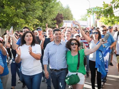 Koopmann aumenta su presencia en los barrios de la capital con la iniciativa “puerta a puerta”