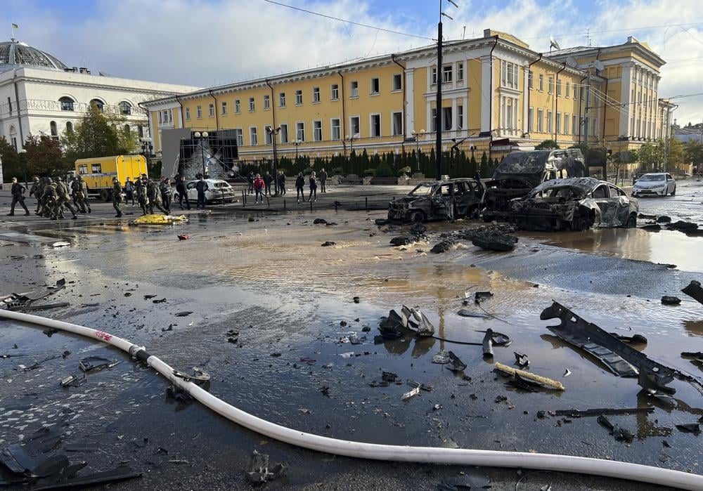 Los equipos de rescate examinan la escena de un ataque ruso en Kyiv, Ucrania, el lunes 10 de octubre de 2022