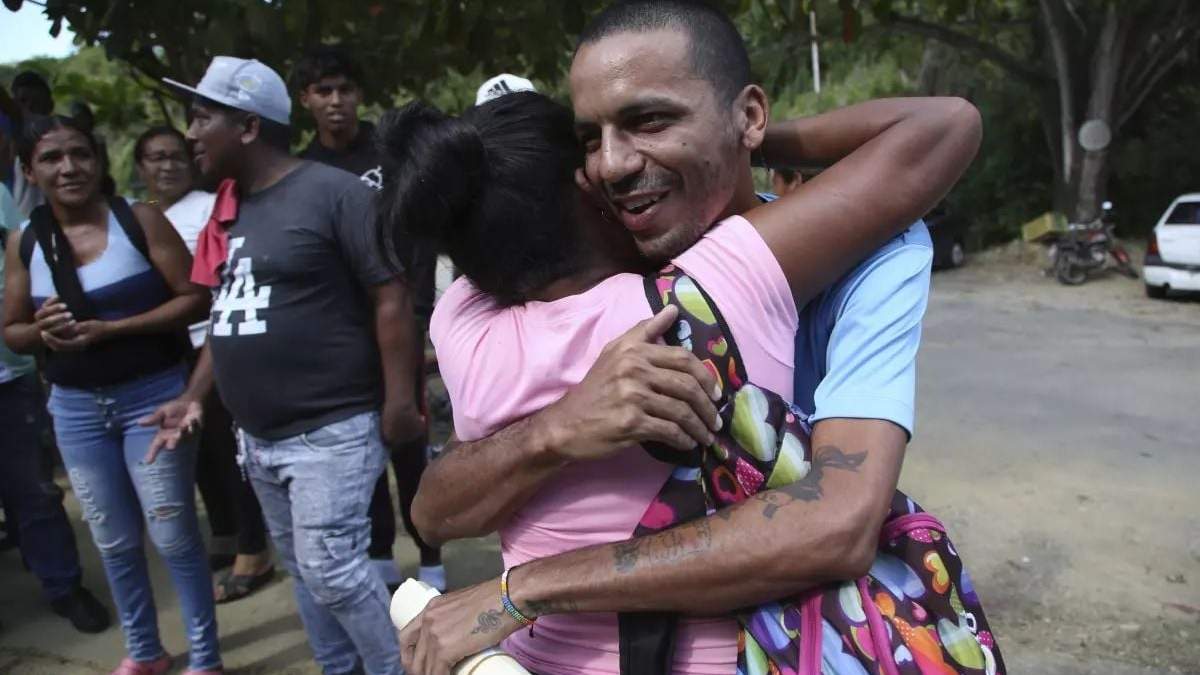 Wilmer García es abrazado tras ser liberado de la prisión Yare 3, en San Francisco de Yare, Venezuela