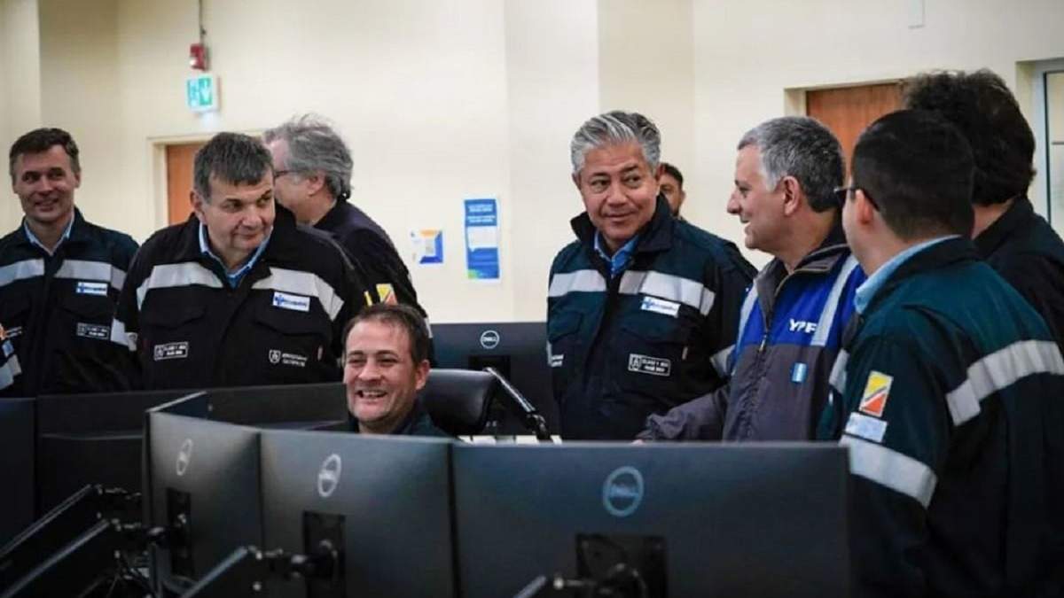 El gobernador, Rolando Figueroa, y los representantes de las empresas operadoras de La Calera. Fuente: (Gobierno de Neuquén)