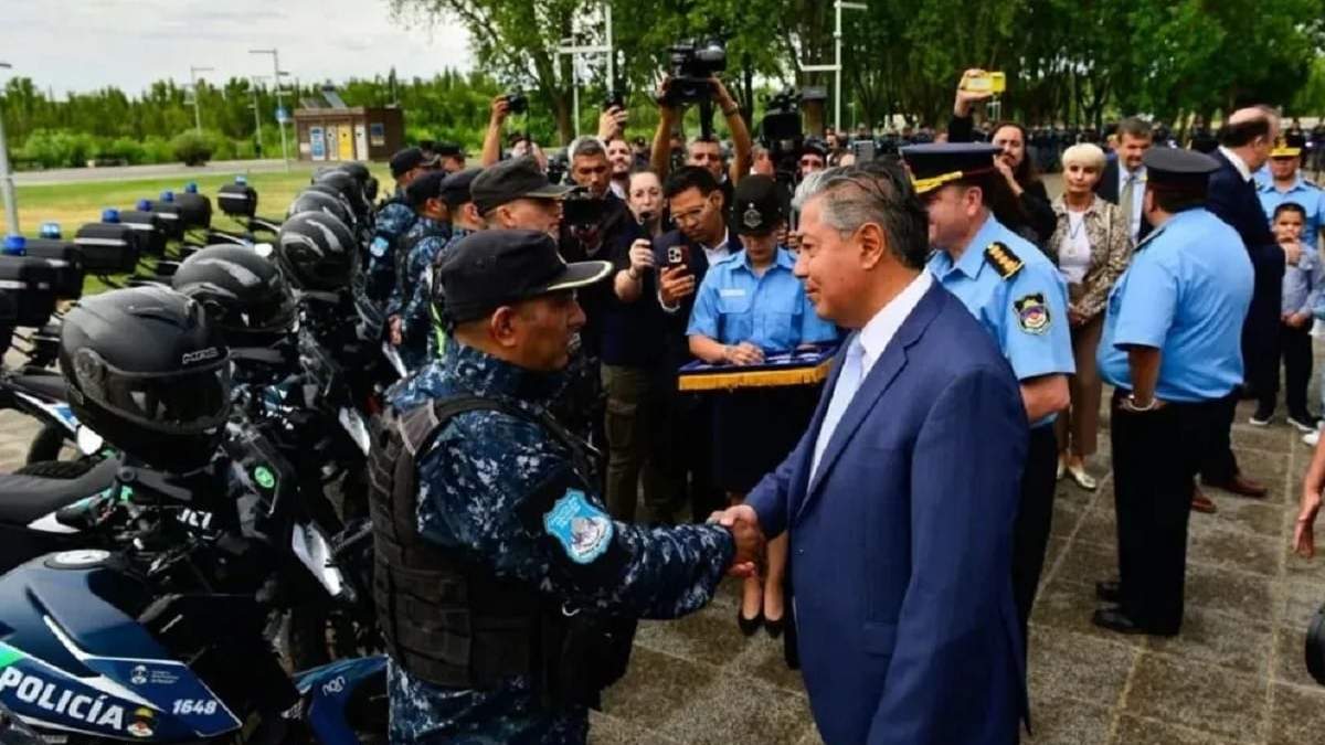 El gobernador Figueroa con autoridades policiales. Fuente (Neuquén Informa)