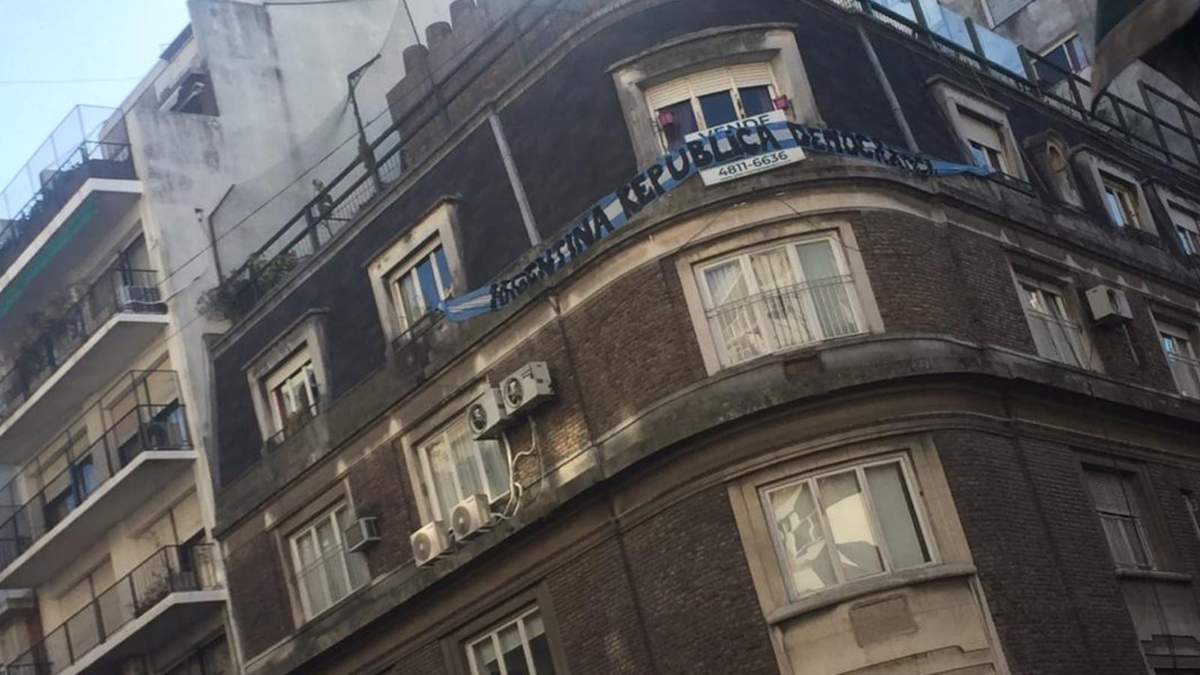 La bandera que colgó la vecina en la casa de Cristina Kirchner. (Fuente: Twitter)