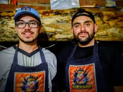 Iñaki y Franco, amigos y socios: los creadores de las hamburguesas sensación en Zapala