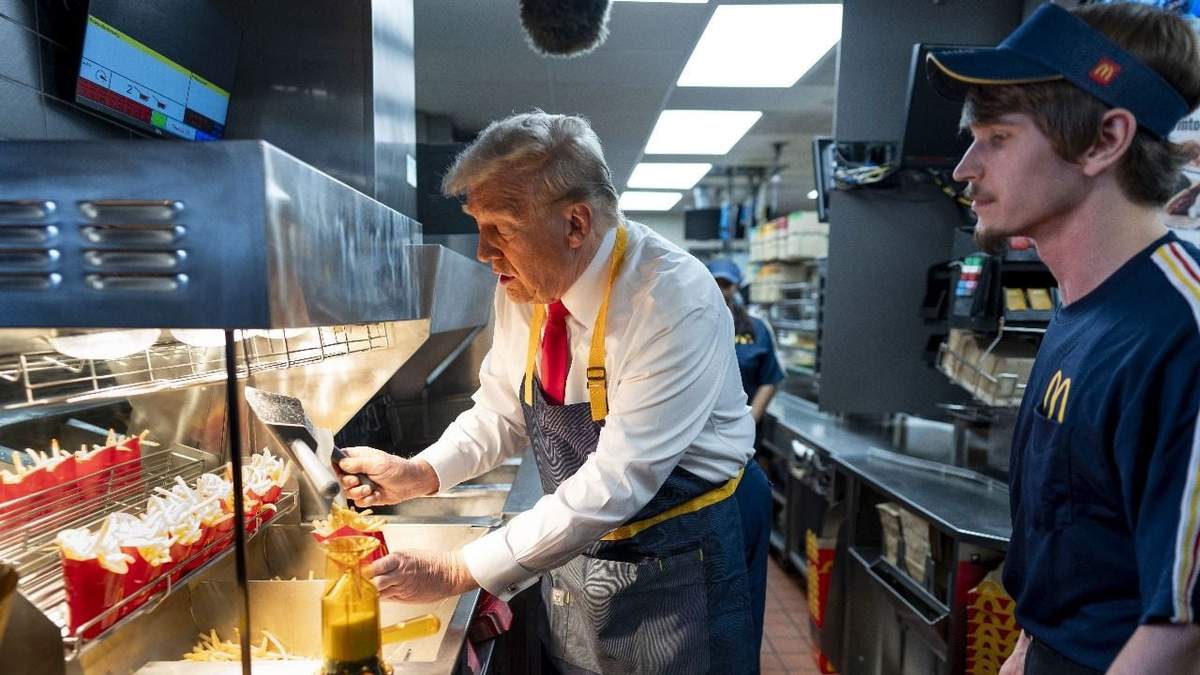 Donald Trump usando la freidora