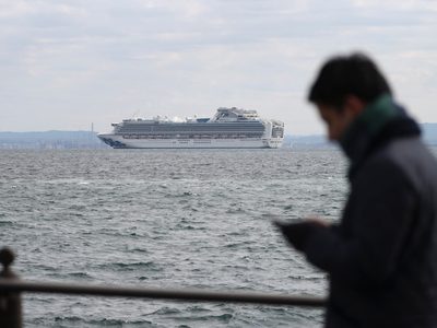 Dos cruceros en cuarentena, mientras las vidas perdidas por el coronavirus rondan las 500