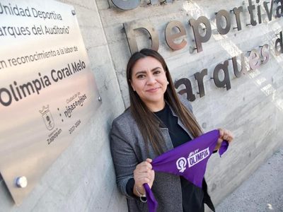 Agreden a la activista Olimpia Coral por reclamarle a un sujeto que orinaba en la vía pública