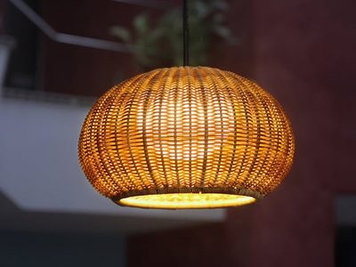 Con elementos reciclados: hacé esta lámpara símil panal de abeja para tu patio o galería, digna de una revista
