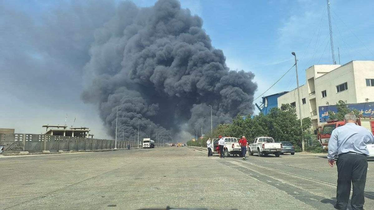 El humo de la explosión en el puerto de Shahid Rajaee, Irán, captado por la media luna roja iraní