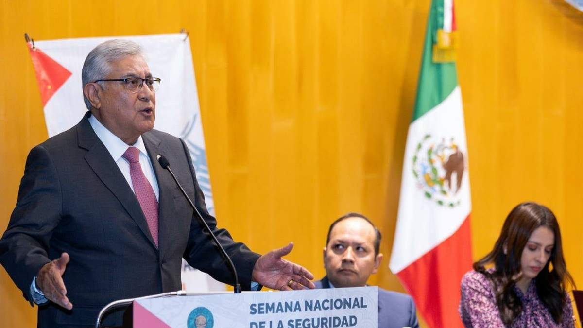Secretario general del SNTE tiene cargo de dirigencia sindical y un curul simultáneamente: Acusan especialistas