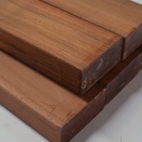 Con retazos de madera y argollas de tu vieja cortina: hacé esta hermosa bandeja digna de una tienda de decoración
