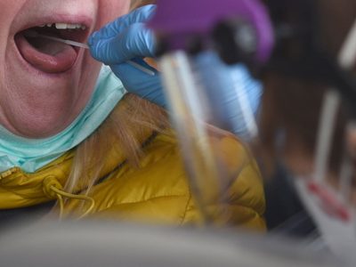 ¡Gran noticia! Llegaron al país 215 mil test para detectar el coronavirus