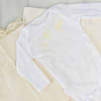 El truco exprés para eliminar las manchas amarillas de tu ropa sin usar ni una sola gota de lavandina