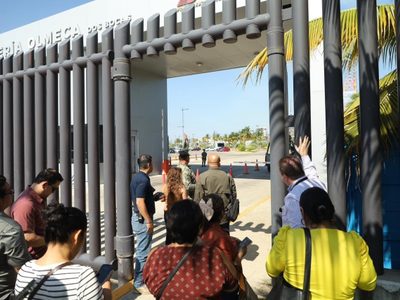 Padres recorren refinería en Dos Bocas tras llamado de Sheinbaum; mantienen exigencia de reubicación