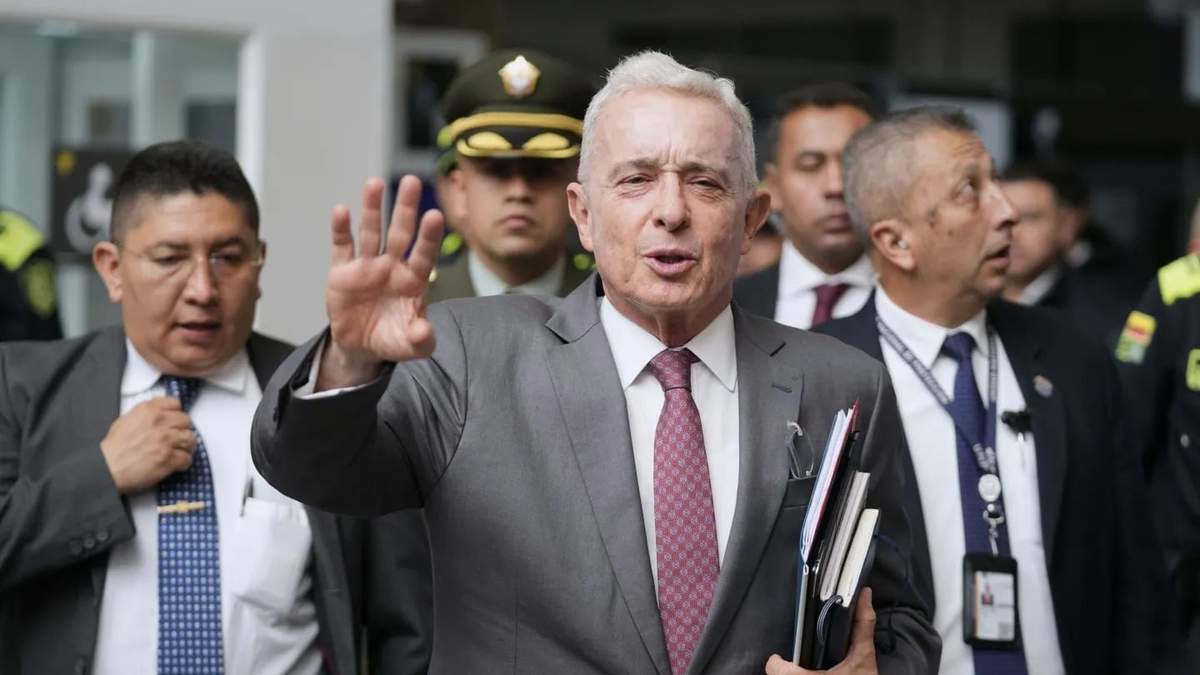 Condenan a siete años de prisión por soborno a exabogado del expresidente colombiano Álvaro Uribe
