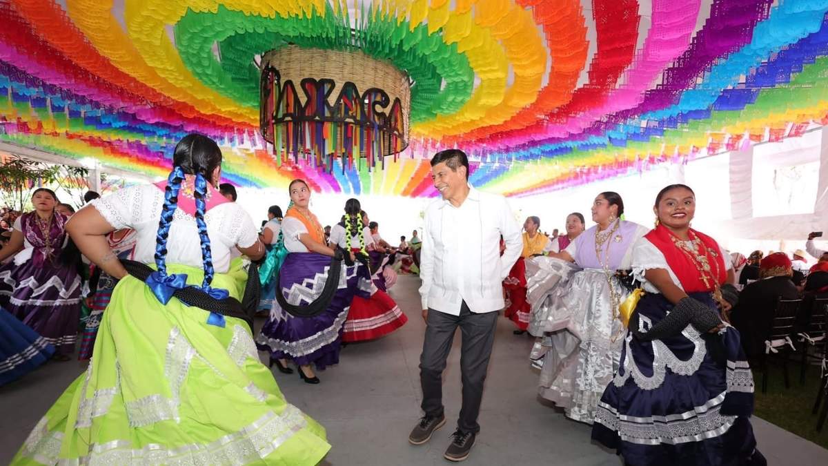 El gobernador de Oaxaca, Salomón Jara baila en la Comida de la Hermandad con las Delegaciones que participan en la Octava del Lunes del Cerro