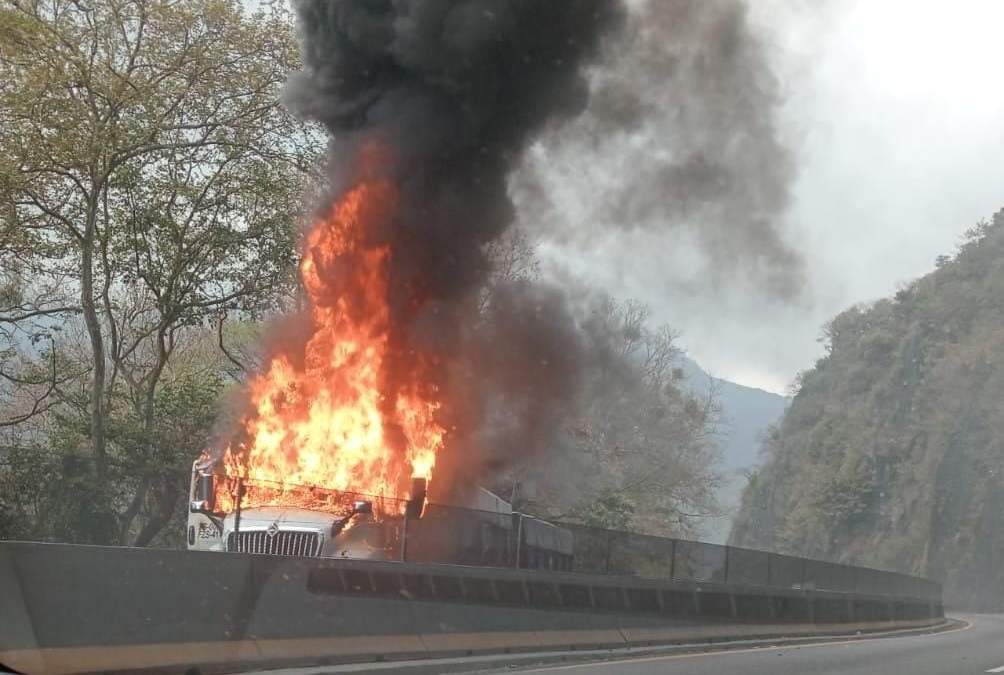 Hombres armados incendian unidades de carga y bloquean carreteras en Veracruz