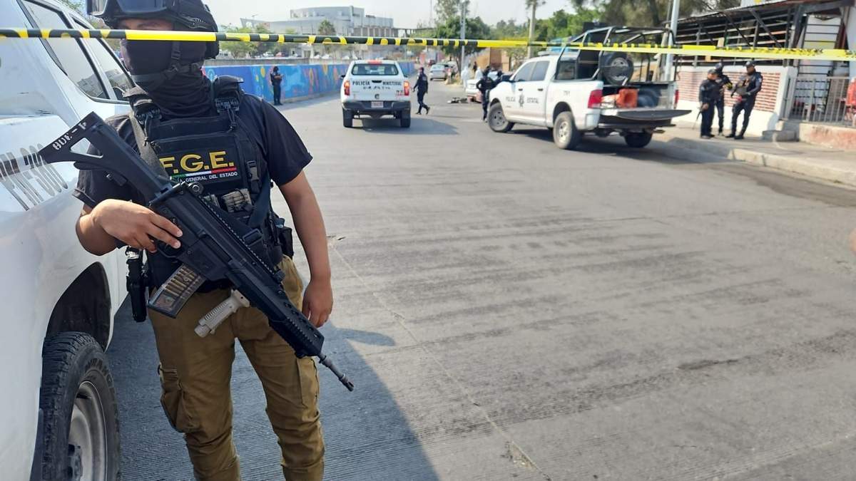 Personal de seguridad afuera del Lienzo Charro en Chilpancingo
