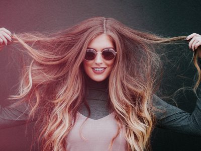 Trucos para cuidar las mechas decoloradas durante las vacaciones