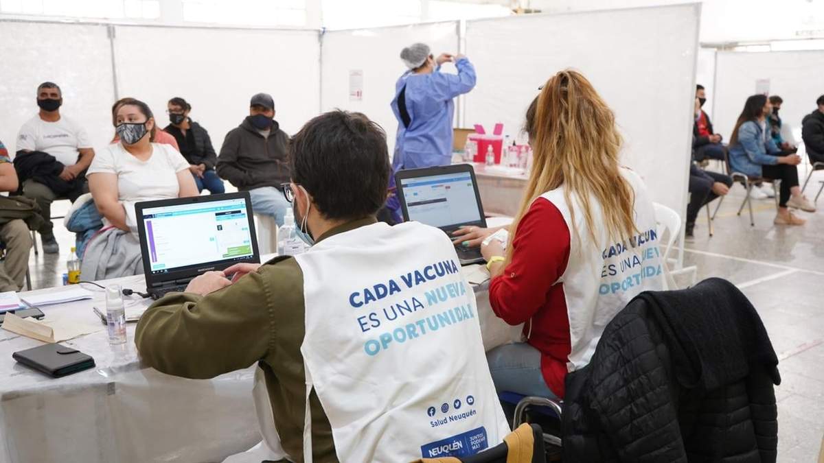 Voluntarios a disposición de la campaña de vacunación contra el coronavirus. Fuente: (Twitter)