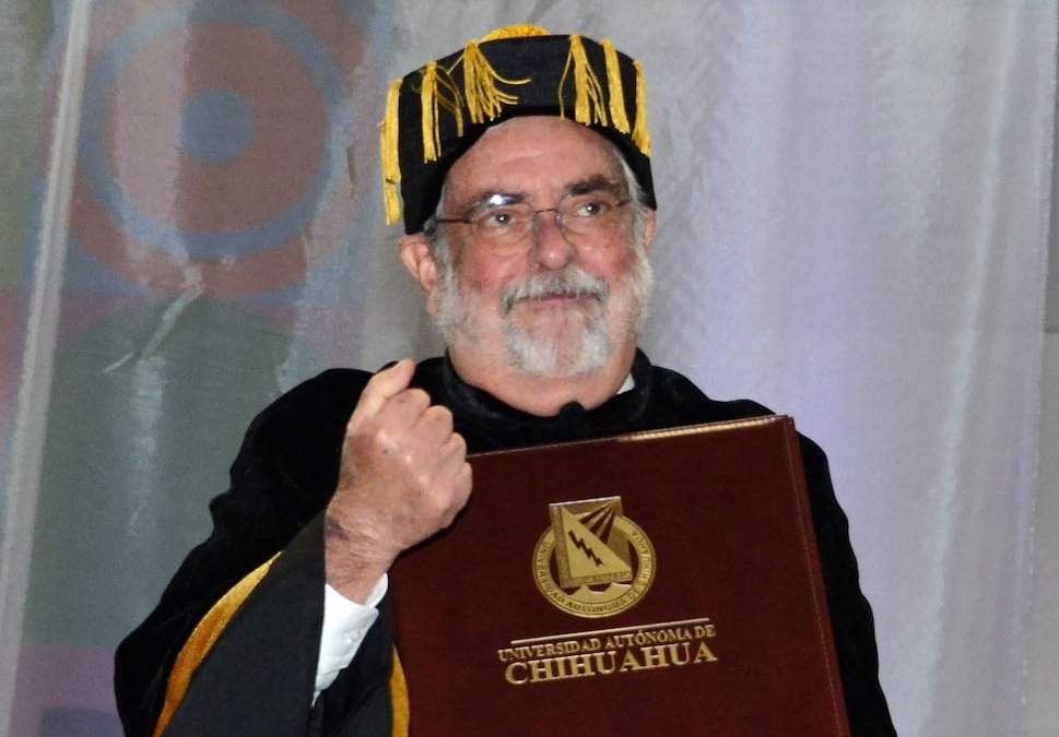 El rector recibió un doctorado honoris causa