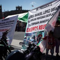 Desplazados de Guerrero acampan en el Zócalo; esperan audiencia con AMLO
