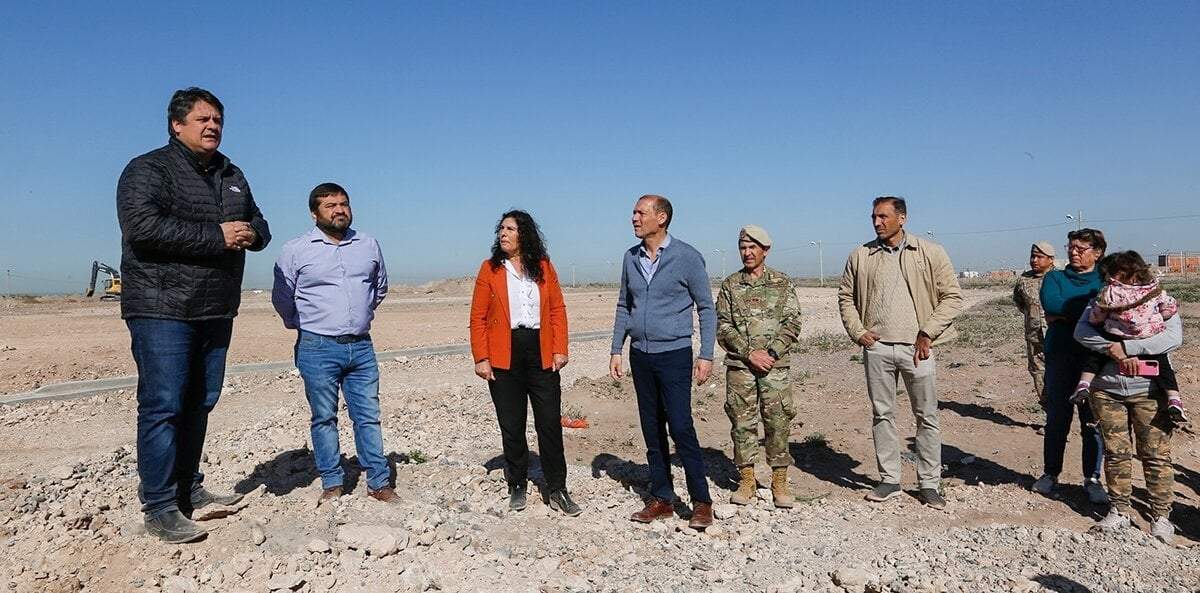 Los funcionarios en los lotes de la ciudad de Neuquén. Fuente (X).