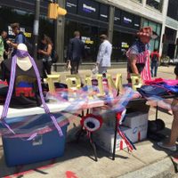 Afroamericanos hacen su agosto con souvenirs de Trump