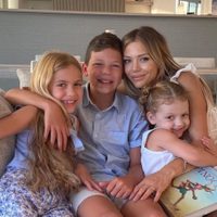Un cuadro: en pleno invierno europeo, los hijos de Evangelina Anderson vivieron una mañana especial