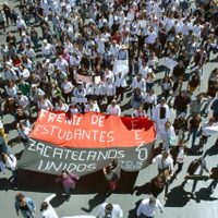 Con puño en alto, estudiantes salen a las calles para protestar por asesinatos en la UAZ