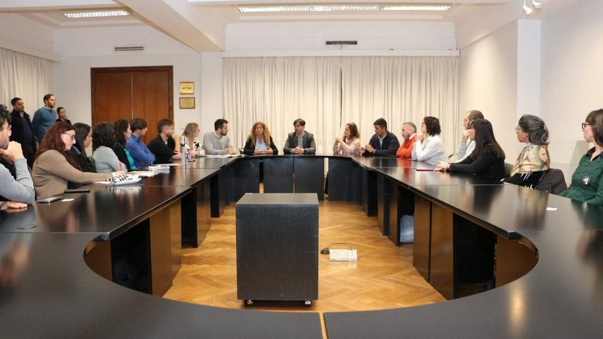 Reunión de las ONGs con el directorio de la ARICCAME en el Ministerio de Economía. Fuente: (Twitter).