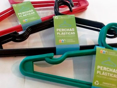 Con una percha de ropa plástica vieja o rota, mirá cómo crear este portarollo de papel de cocina