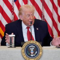 Trump sugiere que podría imponer aranceles a países que no apoyen control de EU sobre Groenlandia