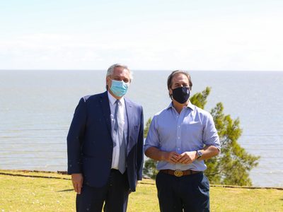 Tras concluir su aislamiento, Alberto Fernández viajó a Uruguay