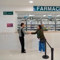 Sheinbaum hace visita sorpresa a hospital del IMSS en medio de quejas por desabasto de medicamentos