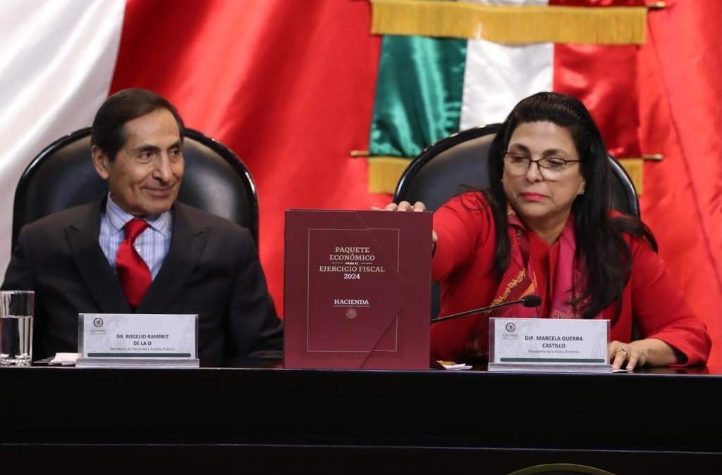 El secretario de Hacienda y Crédito Público (SHCP), Rogelio Ramírez de la O, entregó a la Cámara de Diputados el Paquete Económico 2024