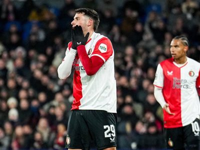 Santi Giménez en Champions: Falló una clarísima, metió autogol y Feyenoord quedó fuera (Video)