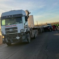 Un camión impactó sobre el costado de un auto mientras transitaban por el Dique Compensador de la ruta 8