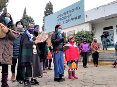 Denuncian al rector de la UNCo por apoyar "acto de soberanía política-cultural” del pueblo mapuche