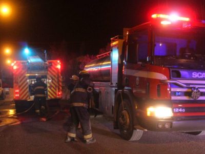 Una quema de ramas y basuras se propagó y consumió un quincho