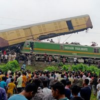 Trenes chocan en la India; hay al menos 15 muertos