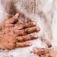 Sin esfuerzo: eliminá las manchas de barro en 5 minutos y con 1 ingrediente que tenés en casa