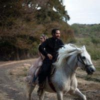 La película “Buen salvaje” mezcla la narcocultura y la relación México-Estados Unidos con la farsa